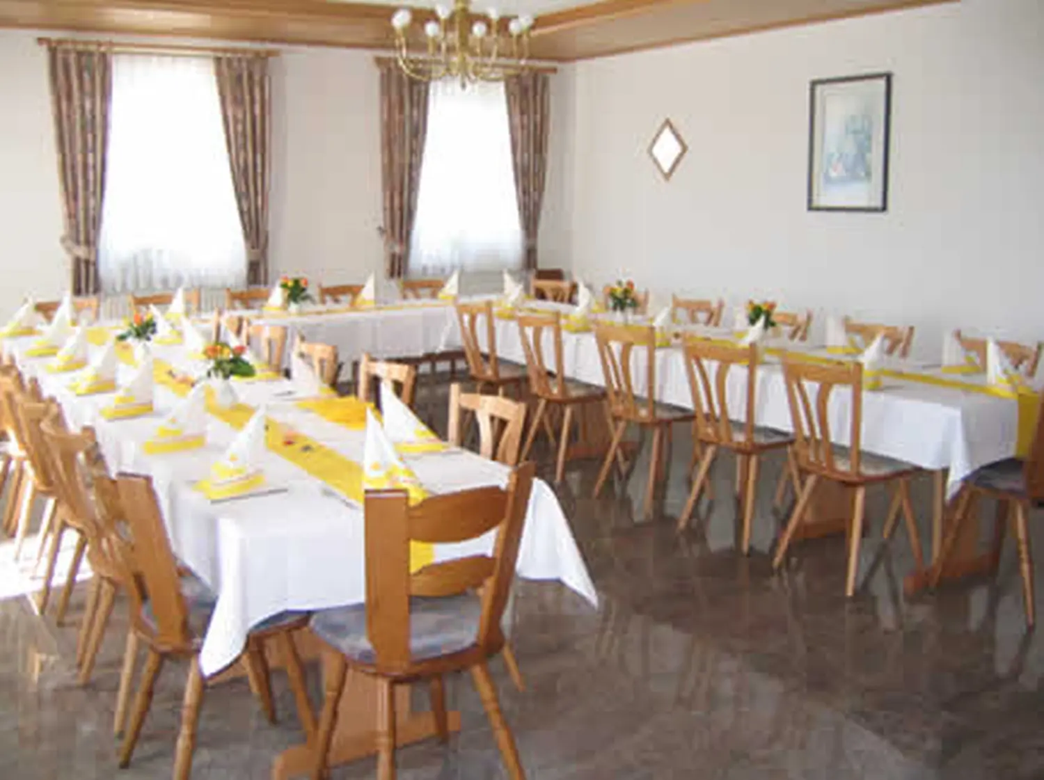 festlich gedeckte Tische von Längehaus