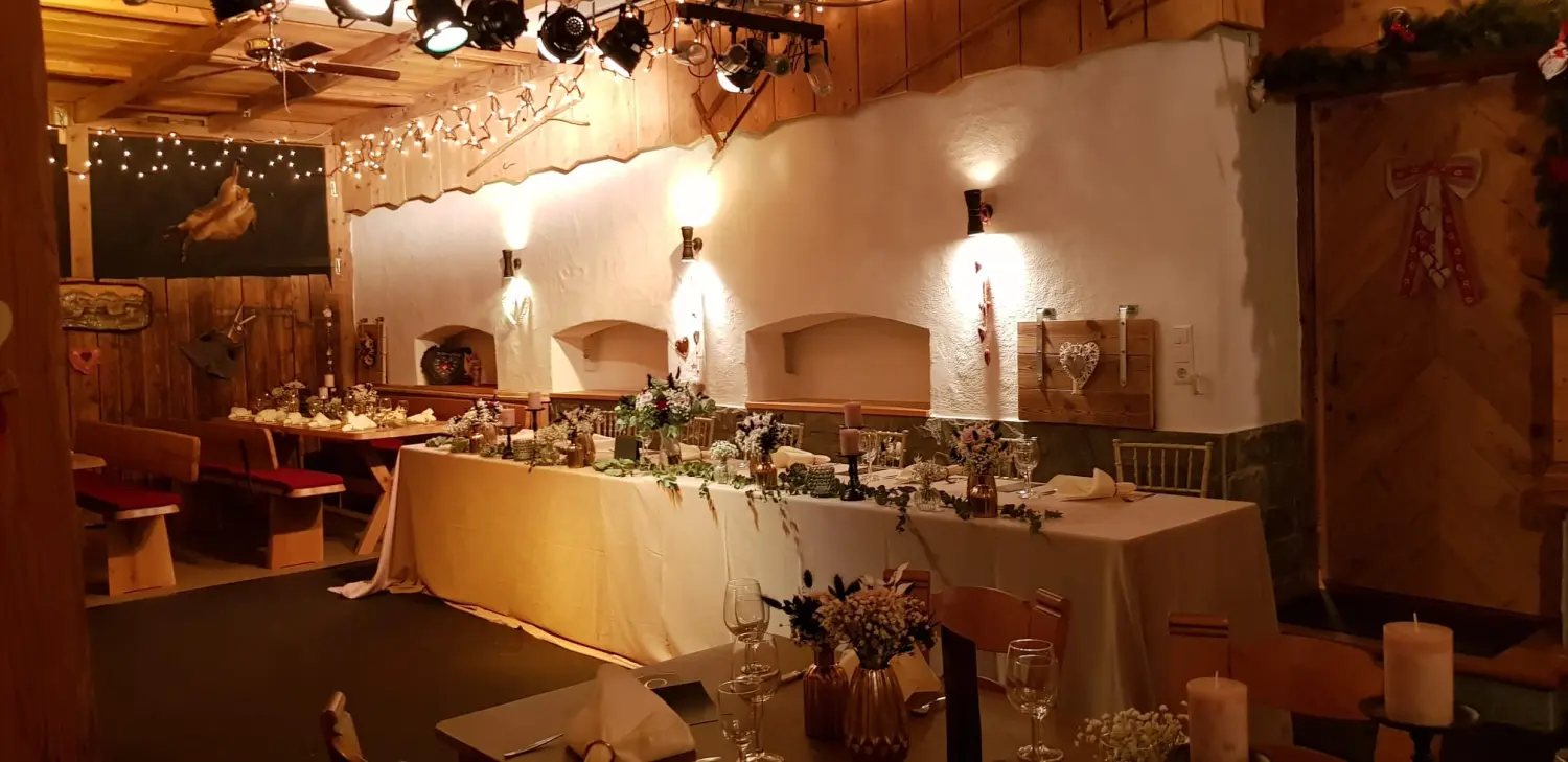 festlich gedeckte Tische von Längestadl