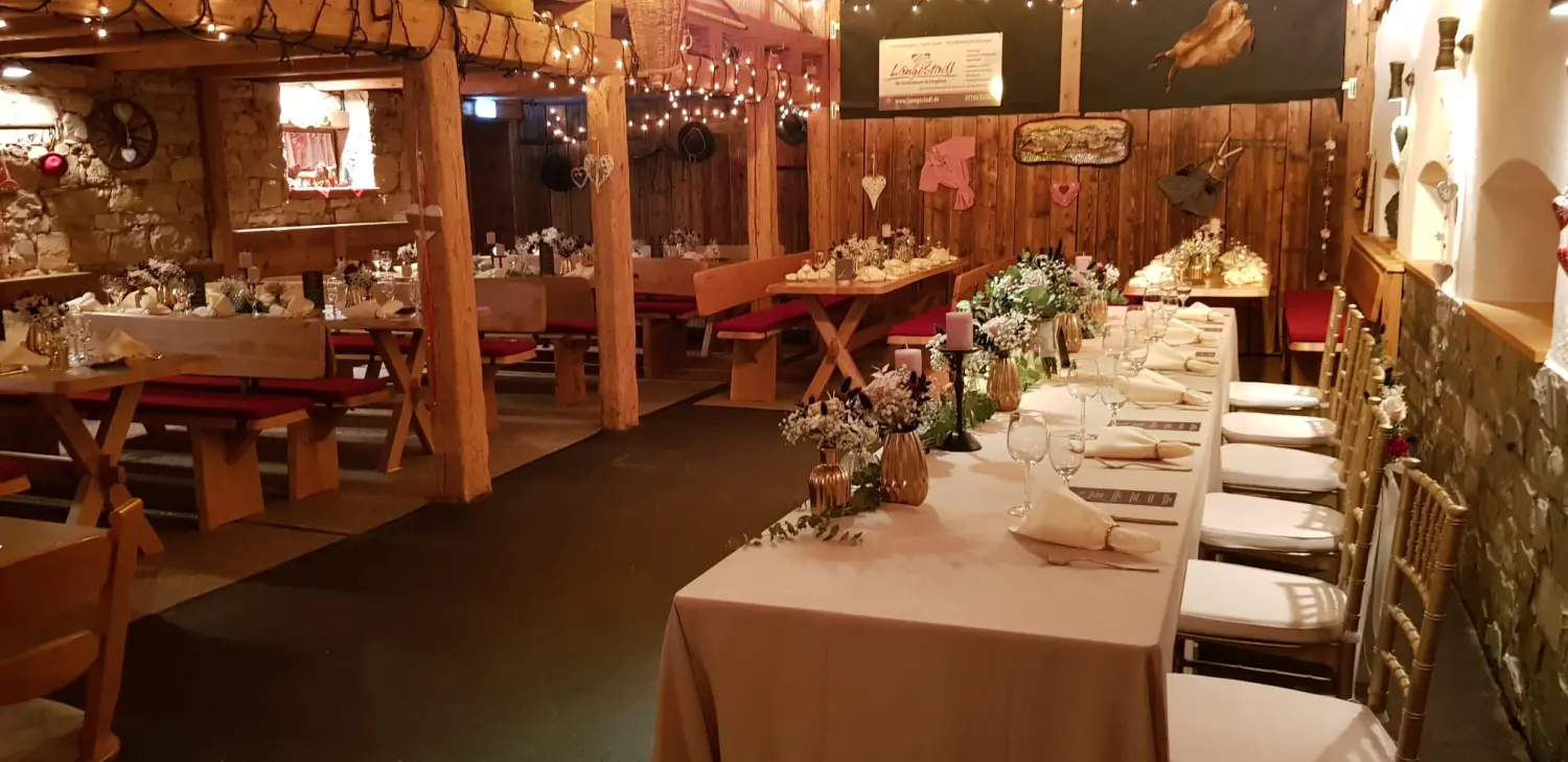 festlich gedeckte Tische von Längestadl