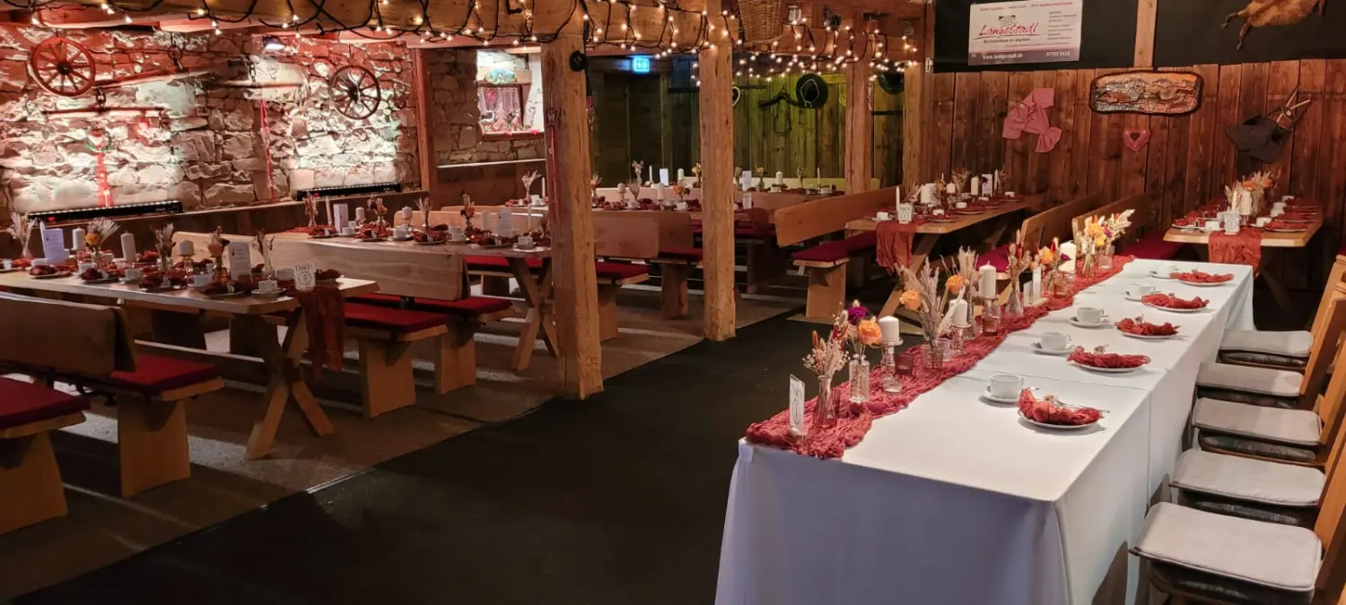 festlich gedeckte Tische von Längestadl
