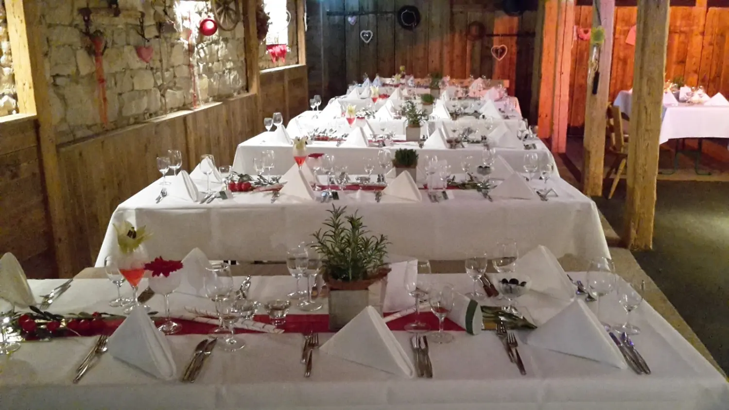 festlich gedeckte Tische von Längestadl