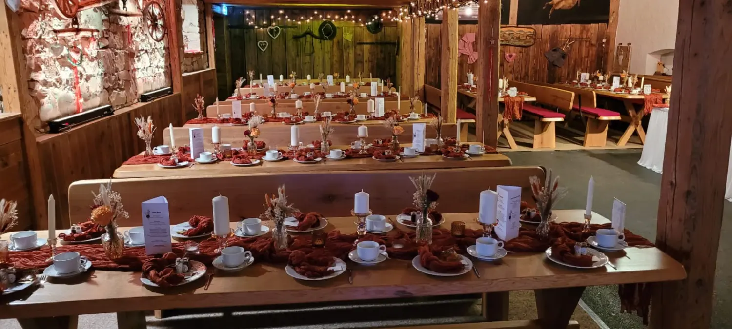 festlich gedeckte Tische von Längestadl