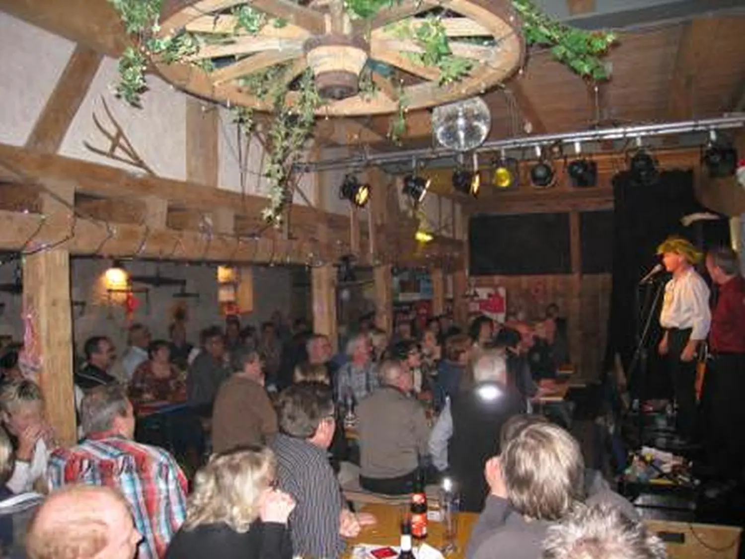 Die Leute haben viel Spaß beim Event by Längestadl