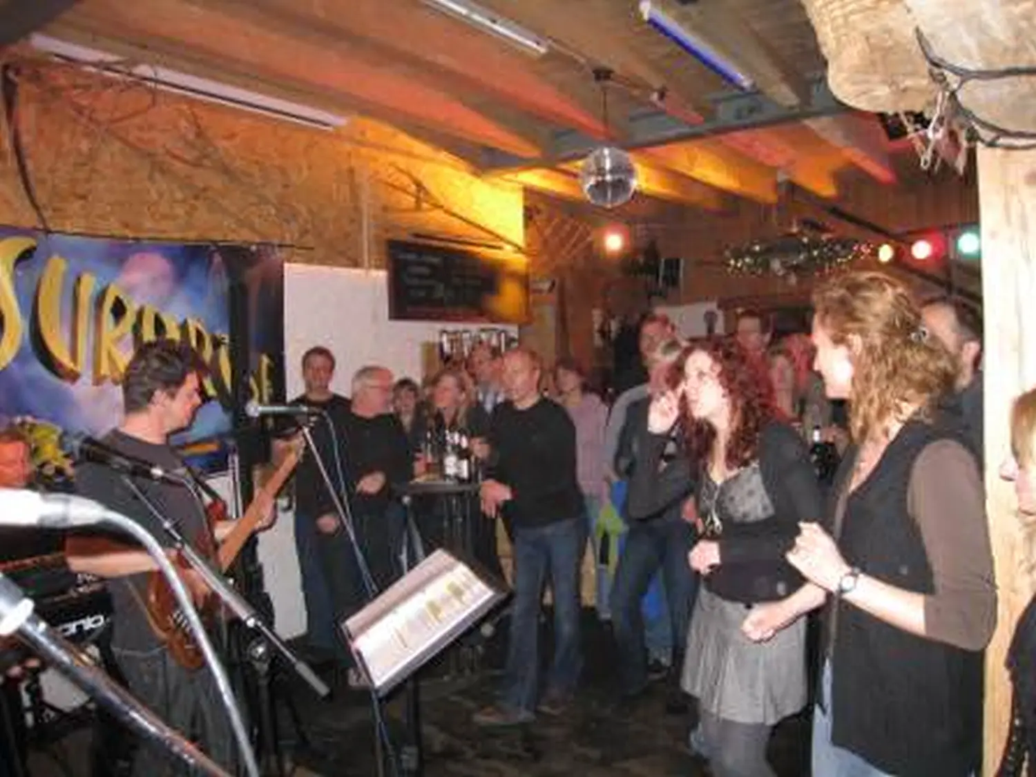 Die Leute haben viel Spaß beim Event by Längestadl